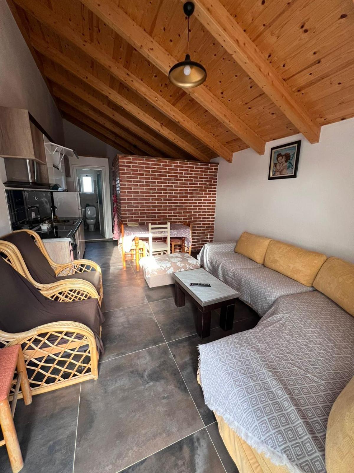 Guest Rooms Arbri Вльора Екстер'єр фото